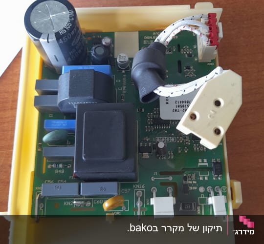 מעגל חשמלי עם רכיבים אלקטרוניים בתוך מסגרת פלסטיק צהובה